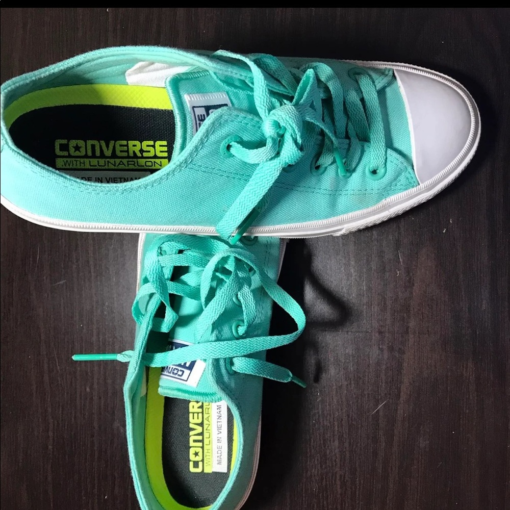 Converses - Picture 2 of 2